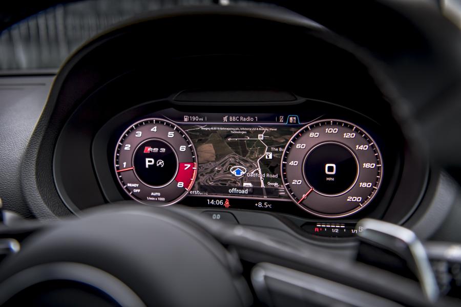 Панель приборов Audi RS3 Sedan Sport Edition (8V) 2019 года  (UK) (фото 33 из 40)